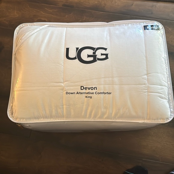 UGG Devon Alternative Comforter NEW - Picture 2 of 16